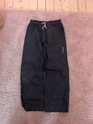 Överdrag - Ett par fina överdrag i nästan nytt skick. Storlek står tyvärr inte men midjemåttet är ungefär 30cm och längden är ungefär 82 cm. De är lite som regnbyxor och de är vindtäta🥰