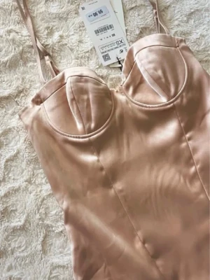 Champagnefärgad Body🤍 - Säljer en snygg champagnefärgad body från Zara. Har tagit av lappen och den är använd en gång Hör av er för frågor❤️