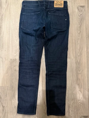Replay Anbass Mörkblå Jeans W32 Slim Fit - Replay Anbass mörkblå jeans i clean tvätt, slim fit modell som sitter bra och funkar till allt, storlek W32 (innerlapp avklippt, längd okänd), midja 42,5 cm, ytterbenslängd 103,3 cm, benöppning 16,5 cm, modellen är 185cm & väger 65kg, i fint skick.