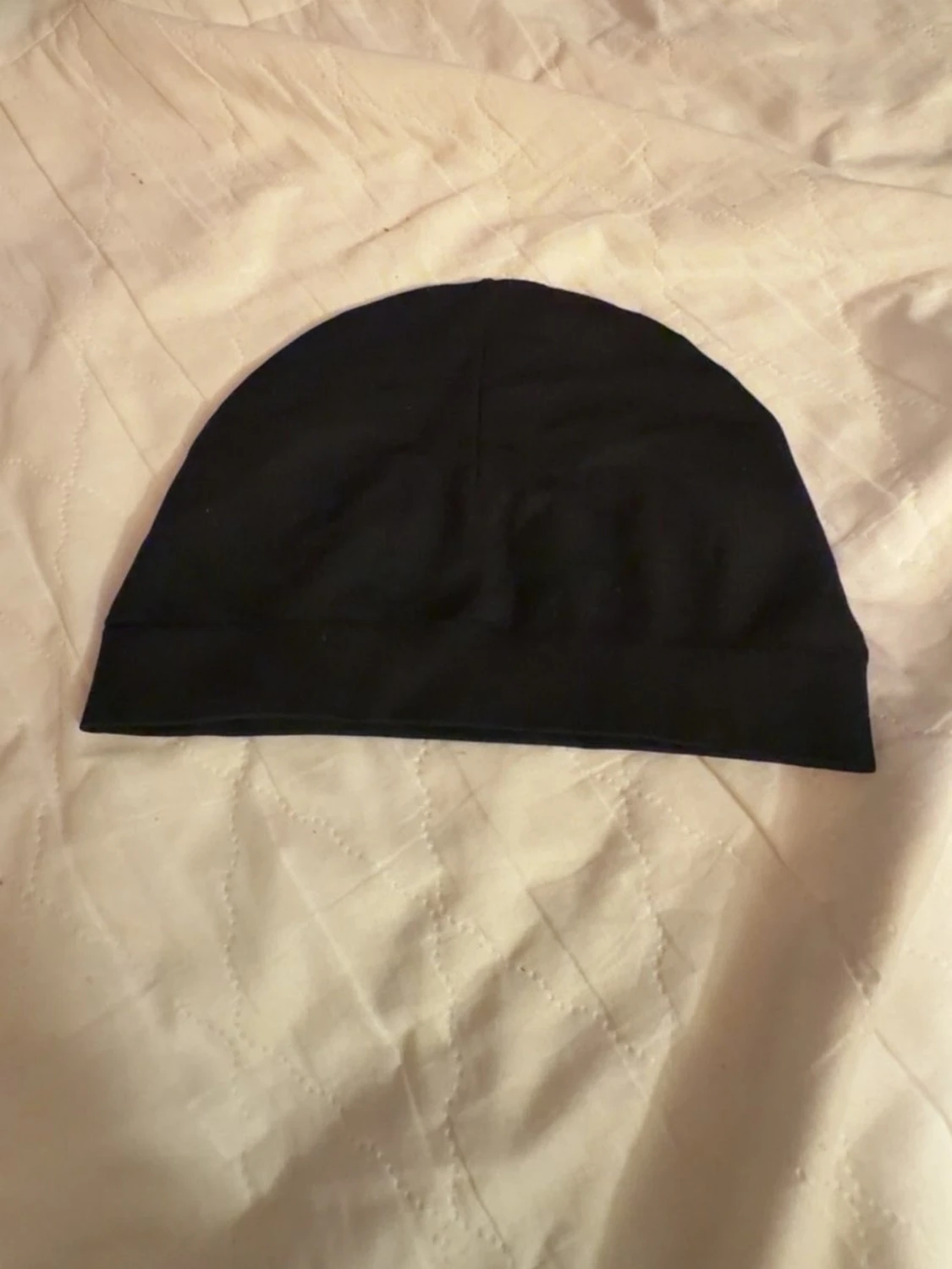 Svart mössa med broderad logga - 1