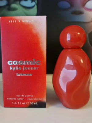 Kylie Jenner Cosmic Intense EdP 50ml - Oanvänd, köpt på Kicks för 2 veckor sedan. Nypris 780kr.