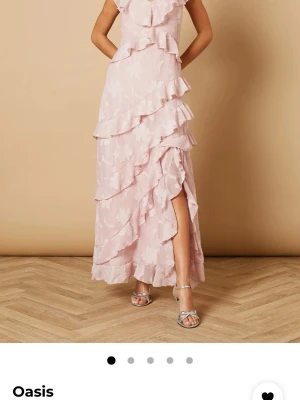 Boohoo balklänning - En jättefin helt oanvänd balklänning från boohoo!! Säljer då jag missade returdatumet 🥲 klänning må se kort ut men jag är 182cm som referens