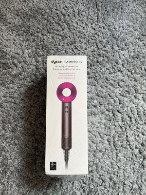 Dyson supersonic - Hejjjj❣️! Säljer en dyson supersonic som jag fick i present av min kusin. Den har aldrig gått till användning och är anledningen jag har lagt ut den . Alltting kommer med  och inga tillbehör fattas💗💗