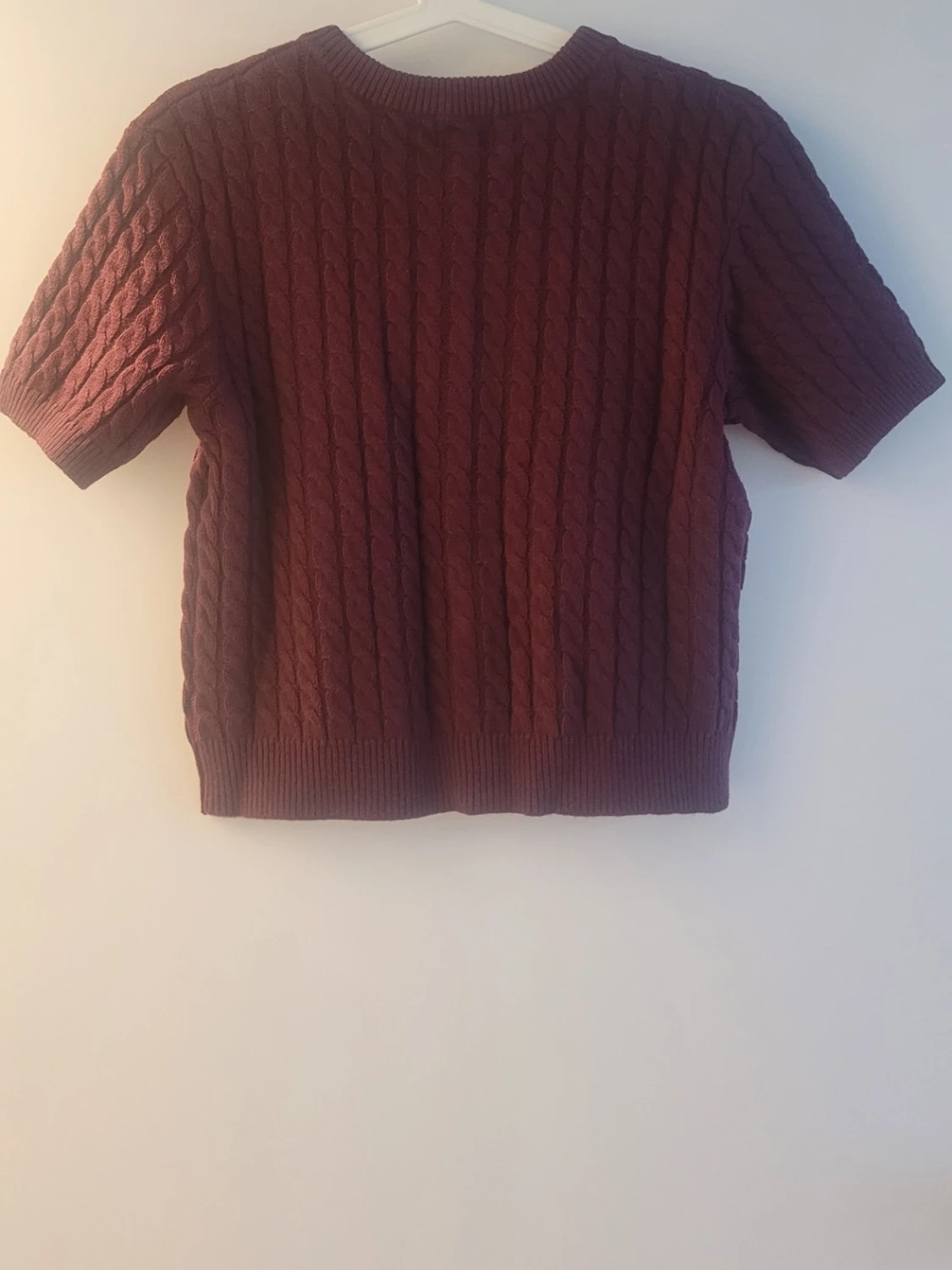 Vinröd kabelstickad kofta kort ärm - 1