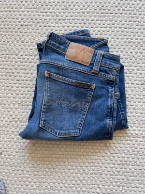 Nudie jeans - Hej och välkommen till liljestrands nu säljer vi ett par nudie jeans i modellen skinny lin snygg fade och slitning storlek 30/30 kom med frågor osv mvh L