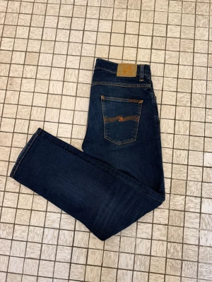Nudie jeans - Nudie Jeans | Modell: Grim Tim | Colorway: Indigo Myth | Storlek: W32-L30, mått finns | Skick: 9/10, som nya | Nypris: 1600kr, mitt pris endast 549! | Hör av er vid funderingar eller frågor!