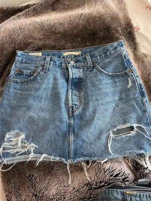 Levis jeanskjol  - Midwaist snygg jeanskjol till sommaren <3 knappar istället för dragkedja , i gott skick