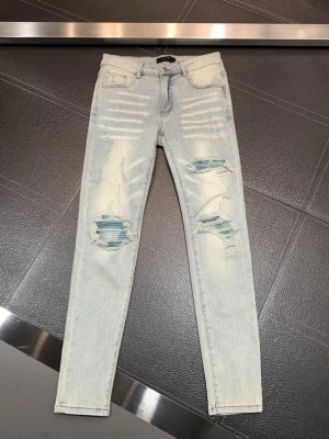 Ljusblå slitna skinny jeans - Snygga ljusblå skinny jeans med slitningar och hål på båda benen. Jeansen har klassisk femficksdesign och dragkedjegylf. Perfekta för en trendig och avslappnad stil.