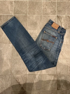 Nudie Jeans Steady Eddie - Säljer dessa Nudie Jeans i modellen Steady Eddie| Storlek: W30/L32| Skick: 9/10 (Inga defekter eller tecken på användning alls, som nya)| Kontakta vid minsta lilla fråga eller fundering