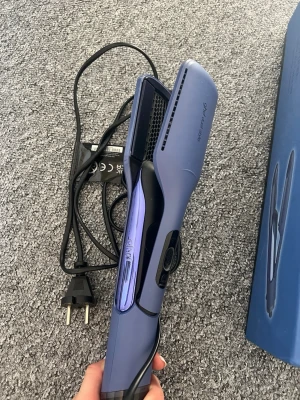 GHD duet style 2 in 1 hot air styler blå - Säljer denna som torkar och stylar håret på samma gång. Har rengjort den så den är ren på plattorna! Använd 4-5 gånger endast. Kommer i lådan brevid på bilden men har inte den lilla väskan den låg i kvar. Fungerar som vanligt, säljer pga att jag inte behöver den längre💗Men tyckte verkligen om den när jag använde den!    