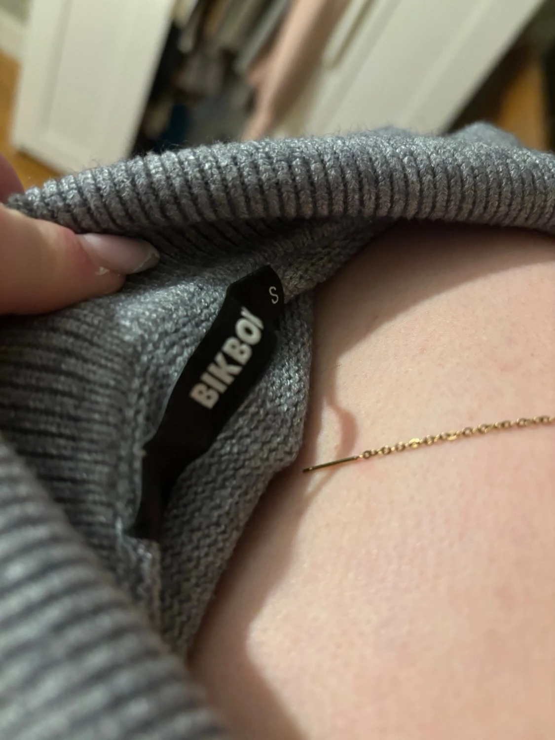 Grå stickad tröja med krage - 2