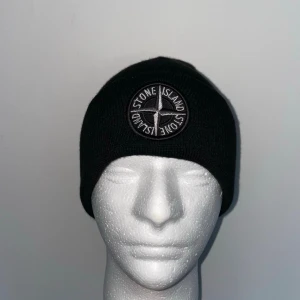 Stone Island Mössa, Svart, One size - Helt ny, högkvalitativ replika Storlek: One size  Pris: 599kr Leverans: Skickas inom 24 timmar Observera: Begränsat antal i lager – först till kvarn gäller  