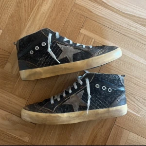 Golden goose mid star  - Använda några gånger, sulan inuti är som ny men på ena skon har ena undre sulan gått upp vid hälen (se bild 3), vilken 100% går att fixa. Nypris 6400kr och utöver den lilla defekten är de nästan som nya 