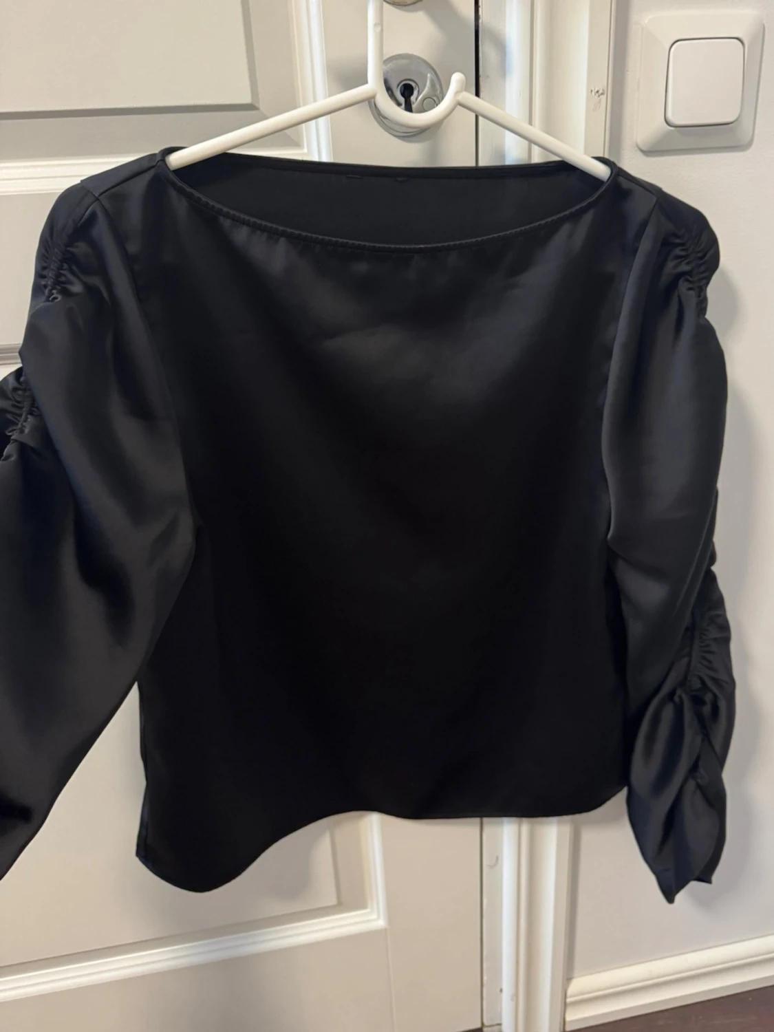 Svart satinblus med puffärmar