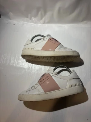 Valentino skor - Hej! Säljer nu mina skor från märket Valentino, storlek 38.5 bra skick, allt på bilden ingår. Tveka inte på att höra av dig om du har frågor eller funderingar kring skorna! 