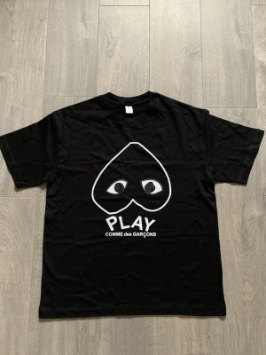 Comme de garcon T-shirt  - Säljer en fett Comme de garcon T-shirt i storlek 2Xl. Hör gärna av er vid minsta fundering