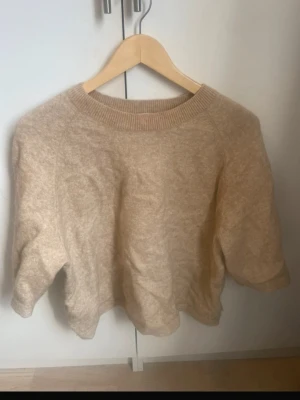 Stickad tröja  - Stickad tröja från other stories i storlek M