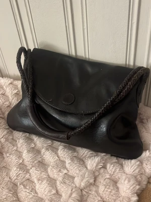 Snygg simpel äkta läder väska  - Svart äkta läder väska från aprigot, lite sliten, medel stor passar att ha på axeln. Skriv för mer frågor☺️