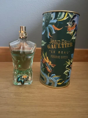 Jean Paul Gaultier Le Beau Paradise Garden - Jean Paul Gaultier Le Beau Paradise Garden är en parfym som passar perfekt till sommaren. Flaskan är på 125 ml men de finns cirka 80 ml kvar. Nypris ca 900kr. Köpt på kicks för ca 1 år sen.