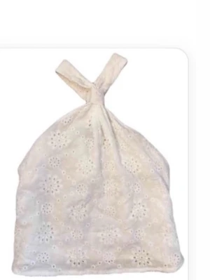 Vit halterneck topp med broderade blommor - Vit halterneck topp i spets. Nyttskick och perfekt till sommaren! 