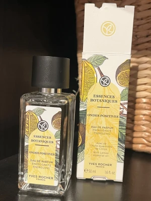 Essences Botaniques parfym Yves Rocher - Fräsch citrus parfym från Yves Rocher. Endast provsprutad. Köpt i somras.