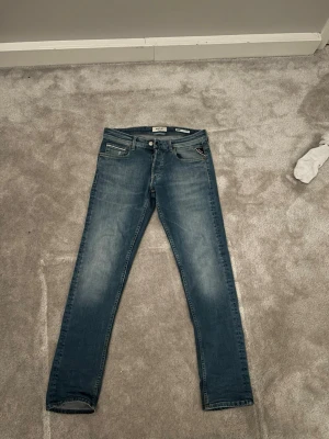 Replay Grover jeans - Ett par sköna replay jeans i mycket bra skick. Modell är grover med straight/slim fit. Storlek 29W 32L, passar dig som är runt 175+. Ny pris 1600 kr+. Mitt pris 500 kr.