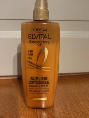 L'Oréal Elvital Sublime Detangle Spray - Jättesmidig och bra för håret!! L'Oréal Paris Elvital Extraordinary Oil Sublime Detangle Leave-In Spray är en guldfärgad spray för håret som motverkar friss och gör håret lätt att reda ut. Innehåller blomoljeextrakt och ger en mjuk känsla samt en lätt blommig doft. Flaskan rymmer 200 ml och har en praktisk sprayfunktion. Man ser på bilderna hur mycket som är kvar i flaskan.