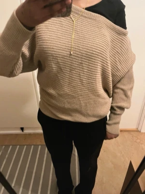 Tröja na-kd - Snygg off-shoulder tröja från NA-KD i storlek S! #hm   #veromoda #bikbok #ginatricot #kappahl #lindex #only #rituals #zara #mango #nike #adidas #edgy #etsy #asos #nelly #ootd #unisex #urban #lululemon #skims #ralphlauren #polo #lager157 #monki #gant #weekday #boohoo #stradivarius