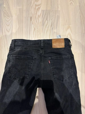 Svarta Levi's jeans med rak passform - Säljer ett par svarta jeans från Levi's med klassisk rak passform och fem fickor. . Tillverkade i slitstark denim, perfekta till din vardagsstil. 502 w30L32