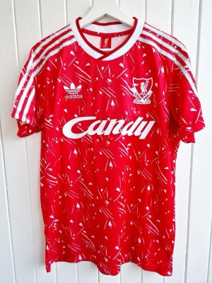 Glenn Hysén - Liverpool - 1989 - Säljer en klassisk fotbollströja, Glenn Hyséns  röda Liverpool-hemmamatchtröja från 1989/1990. Tröjan är en reprint i nyskick. Storlek: Large #ifkgoteborg