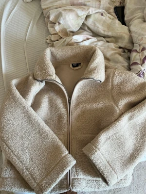 Ny begie teddy jacka  - Helt ny begie teddy jacka, aldrig använd råkade bara ta av prislappen. Perfekt till våren och hösten