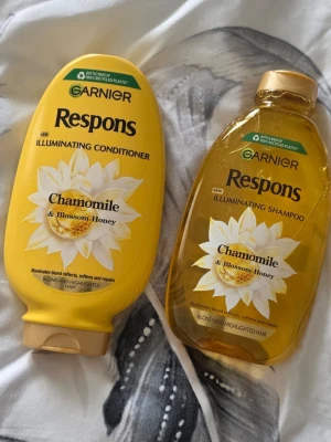 Garnier Respons schampo & balsam - Garnier Respons Illuminating Shampoo och Conditioner med kamomill och blomsterhonung. Speciellt framtagna för blont och slingat hår, ger glans och mjukhet. 