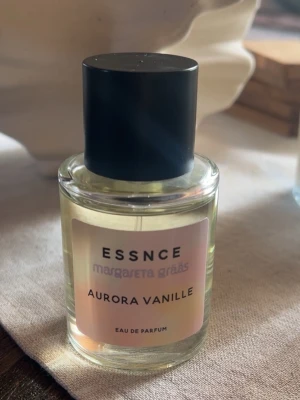 Essnce parfym Aurora Vanille - Parfym från Essnce samarbete med Margareta Grääs - Aurora Vanille. Endast testad ett par gånger så i princip helt full.