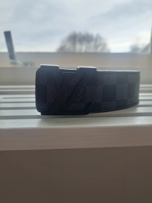 Designer bälte pris kan diskuteras  - Jag säljer detta designer bältet då jag känner att jag inte vill ha det mer och har det dåligt ekonomiskt. Den har 1 repa på loggan och en repa på lädret av bältet. Det på lädret är mindre otydligt