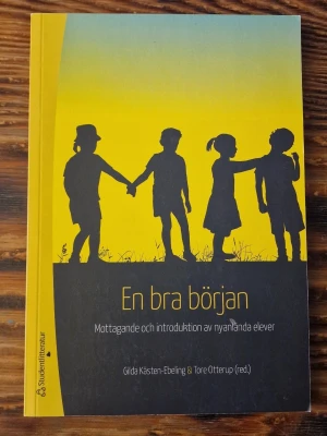 En bra början. Mottagande och introduktion av nyanlända elever - Utöver att två sidor har lossnat. Det lär inte vara pga slitage utan för att något har gått fel vid tillverkningen. ISBN: 978-91-44-12397-4