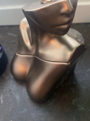 Guldfärgad ring med knutdetalj - Snygg guldfärgad ring med unik knutdetalj framtill. Ringen har en enkel och stilren design som passar perfekt för dig som gillar minimalistiska accessoarer. Tillverkad i metall med en matt finish.