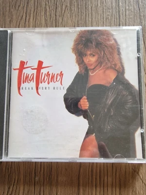 CD Tina Turner Break Every Rule - CD-album med Tina Turner, 'Break Every Rule'. Omslaget har en bild på Tina i svart skinnjacka och pärlhalsband. Baksidan visar låtlistan och en färgstark jacka. Plastfodral och tryckt omslag ingår.