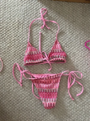 Rosa mönstrad bikini💕(oanvänd) - En jättefin mönstrad bekini som är helt oandvänd!! Stolek xs💓