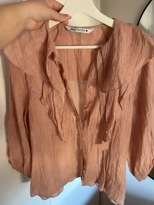 Persikofärgad blus från Zara - Så fin till sommaren 