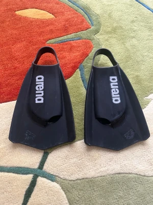 Svarta simfenor från Arena - Ett par svarta simfenor från Arena, perfekta för träning och teknik i bassängen. Säjer dom då dom är för små. Köptes secondhand, använts av mig en gång och då funkade dom mycket bra 