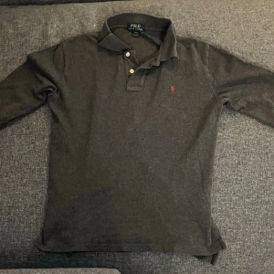 Ralph lauren pike långärmad  - Tja säljer en långärmad piké tröja från Ralph lauren, storlek xs, billigare vid snabb affär 