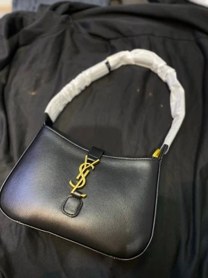 Saint Laurent väska  - En klassisk och elegant väska i läderimitation. Väldigt lik originalet i modellen.