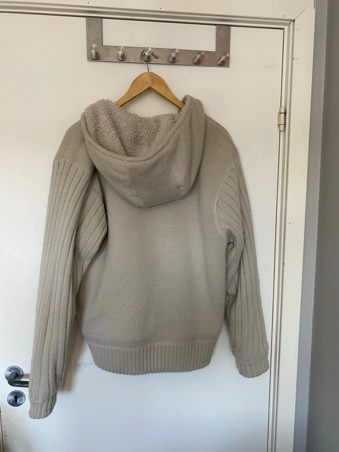 Beige stickad hoodie från SVEA - 1