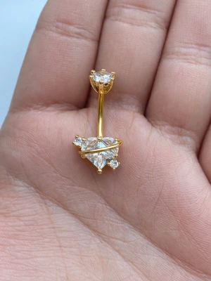 ⭐️NY Oanvänd navelpiercing i 316L Kirurgiskt Stål⭐️ - 🔥 ERBJUDANDE: Få 30% rabatt när du köper 2 valfria piercingar! 🔥  Passa på att fynda och uppdatera din smyckessamling 💖 Skicka ett meddelande vid intresse eller frågor!