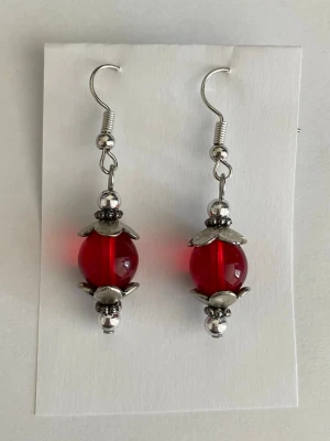 Silverfärgade örhängen med röd pärla - Silverfärgade örhängen med röd pärla, gjorda av mig💕