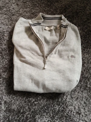 2 Feta Gant hoodies  - Säljer 2 Gant hoodies,en vit och en grå. Den gråa har jag haft i 7månader och e knappt använd. Den vita har jag haft i 2 månader och har använt den kanske 3-5 gånger. Säljer pga för små. Orginal pris på den vita är 999 och dem gråa 799. Säljer dem för 589 