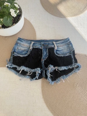 Lågmidjade spets-shorts  - Storlek S, känns mer som en XXS/XS. Rakt över midjemått: 32cm. Skickas inom 24h. Se liknande plagg i min profil! 