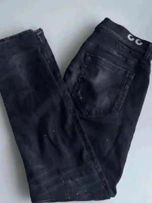 Dondup jeans  - Säljer ett par sjukt feta och unika dondup jeans i storlek 33 vilket motsvarar W30 de är inprincip nya samt ny pris 4500 men säljer för endast 1199 men Sicka gärna prisförslag, fraktar samma dag som köp