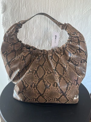 Stor handväska från Gina Tricot - Handväska, ganska stor, från Gina Tricot. Väskan är aldrig använd!