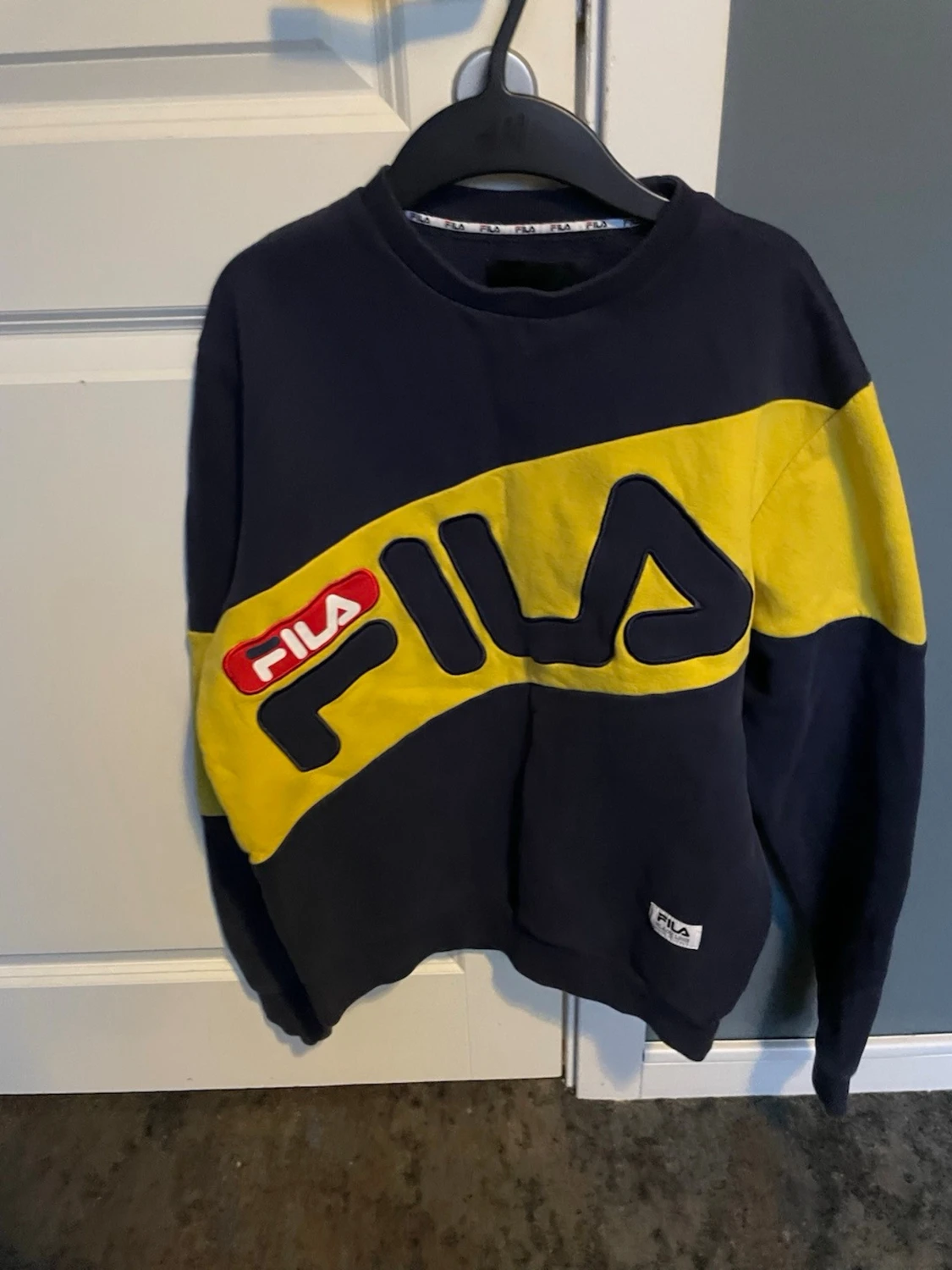 Mörkblå och gul sweatshirt från FILA - 1